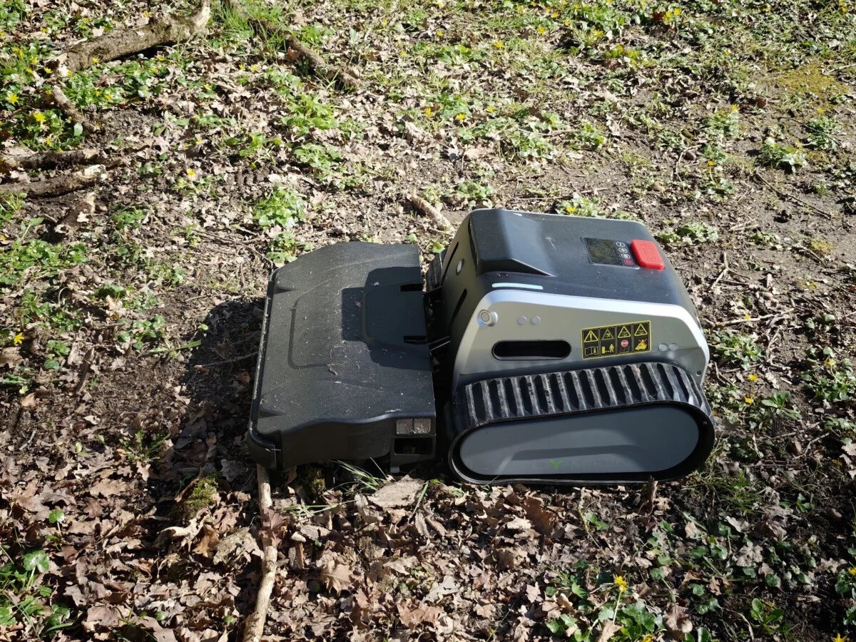 On a testé la Lymow One : le robot tondeuse à chenilles face aux terrains accidentés, aux pentes et aux zones complexes 17 image 20 28