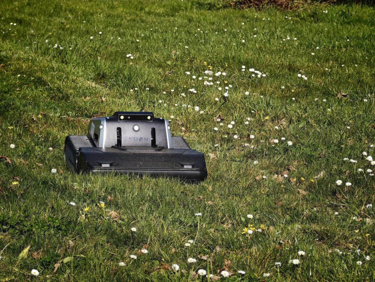 On a testé la Lymow One : le robot tondeuse à chenilles face aux terrains accidentés, aux pentes et aux zones complexes 20 image 20 5