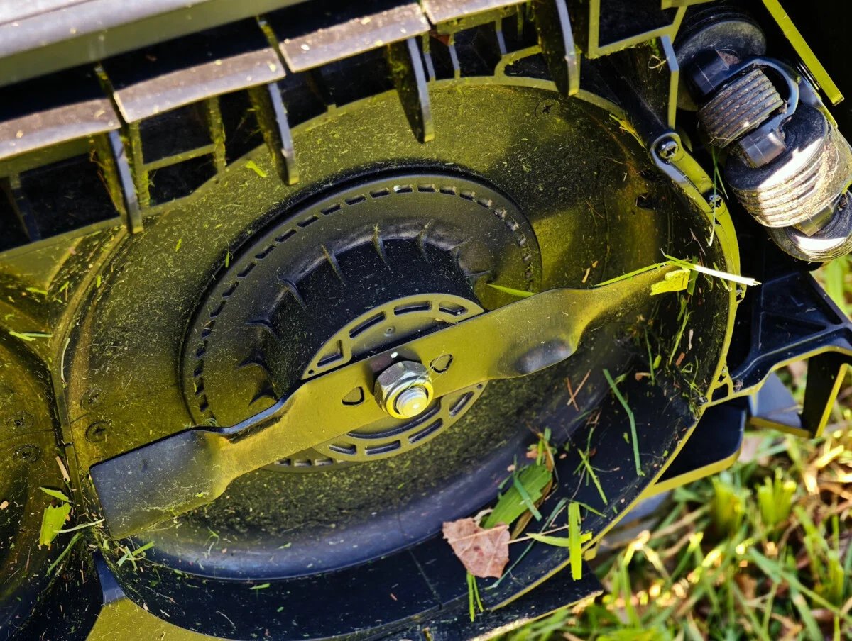 On a testé la Lymow One : le robot tondeuse à chenilles face aux terrains accidentés, aux pentes et aux zones complexes 27 image 20 9