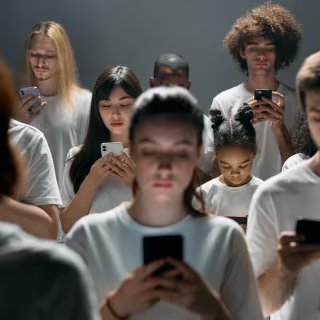 Sur les réseaux sociaux, les jeunes font face à un jugement collectif permanent. © Cottonbro studio, Pexels, CC BY