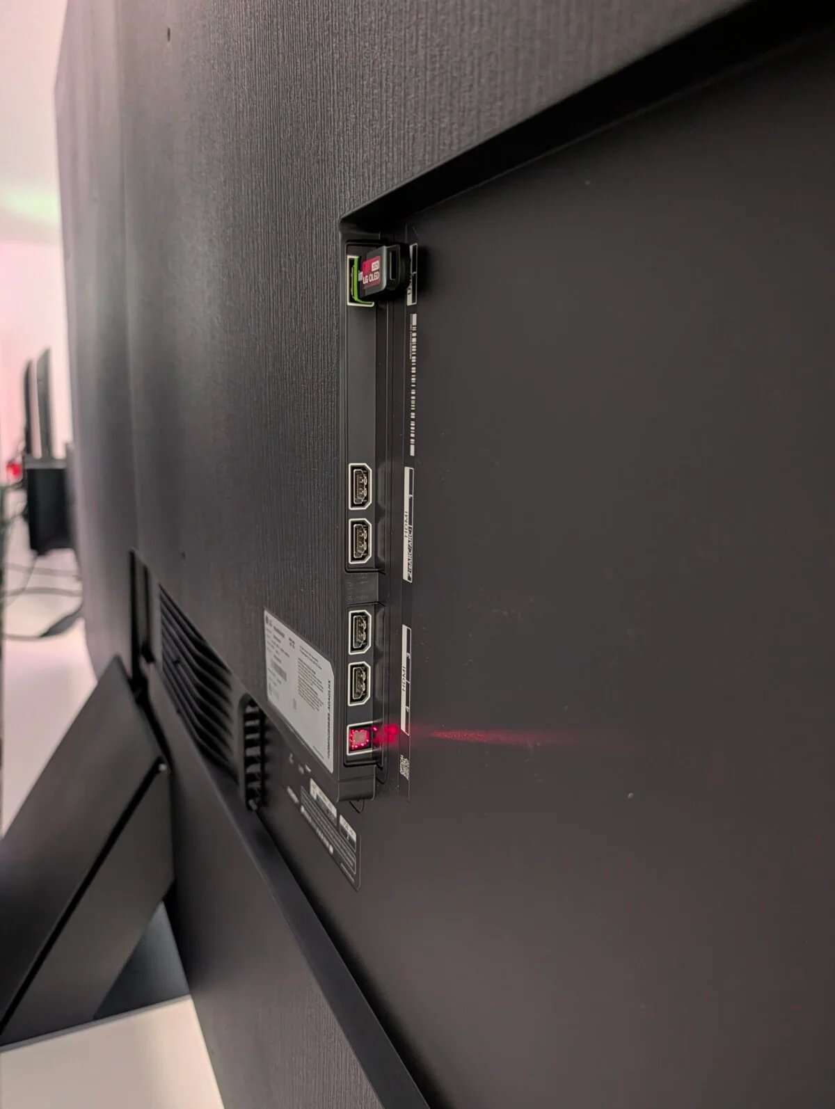 LG renouvelle sa gamme de téléviseurs LCD en 2026 : du QNED aux Micro RGB evo, une montée en puissance par la couleur 7 lg tv 100mrgb96 2026 showroom connectiques