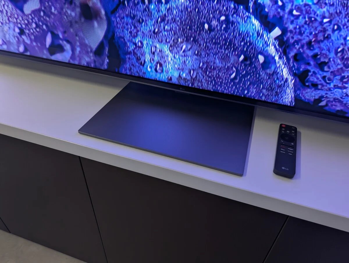 LG renouvelle sa gamme de téléviseurs LCD en 2026 : du QNED aux Micro RGB evo, une montée en puissance par la couleur 5 lg tv 100mrgb96 2026 showroom pied