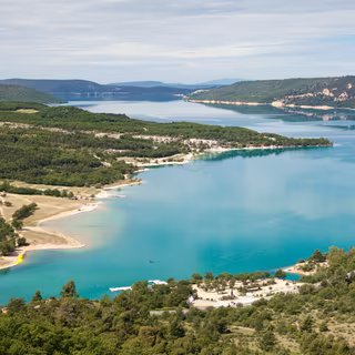 Ce scientifique était une « menace » pour l'Iran... Il vient de recevoir la plus haute distinction mondiale dans son domaine 3 L’eau douce disponible pour les activités humaines représente moins de 1 % de l’eau terrestre. En photo : le lac de Sainte-Croix. © PixelShop, fotolia