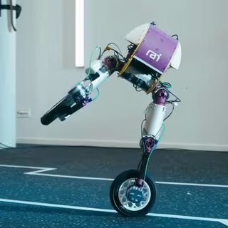 Roadrunner est un robot bipède qui se déplace sur roues. © RAI Institute