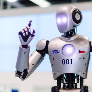 On voulait des robots qui marchent… Ce Roadrunner sur roues montre que c'était peut-être une erreur 1 Illustration générée à l'aide d'une IA d'un robot humanoïde qui ressemble à Atlas. © XD, Futura avec Dall-e