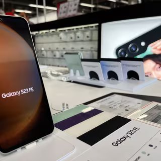 Le Samsung Galaxy S23 FE est l'un des meilleurs smartphones à moins de 800 € sur le marché © VGV, Adobe Stock