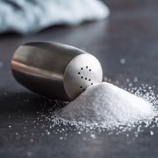 Le sel est nécessaire au bon fonctionnement de l'organisme, mais sa consommation en excès est mauvaise pour la santé. © Weyo, Adobe Stock