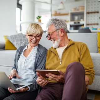 L'utilisation d'Internet permet-elle de prévenir le risque de démence chez les personnes âgées ? © NDABCREATIVITY, Adobe Stock