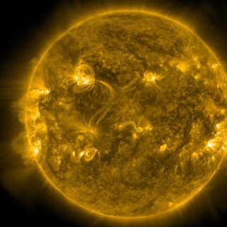Les spécialistes de la météorologie spatiale suivent de près l’évolution de la tache solaire AR 4366 – en haut à gauche sur cette image de l’Observatoire de la dynamique solaire (SDO, Nasa) prise ce 2 février 2026. Elle a déjà connu une éruption massive et sa configuration magnétique suggère que ça pourrait recommencer. © SDO, Nasa