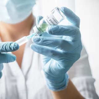 Pour lutter contre les fausses informations sur le vaccin de la Covid-19, un collectif d'experts a publié un guide. © shintartanya, Adobe Stock