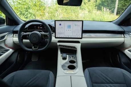 La planche de bord est claire et nette, sans fioritures.