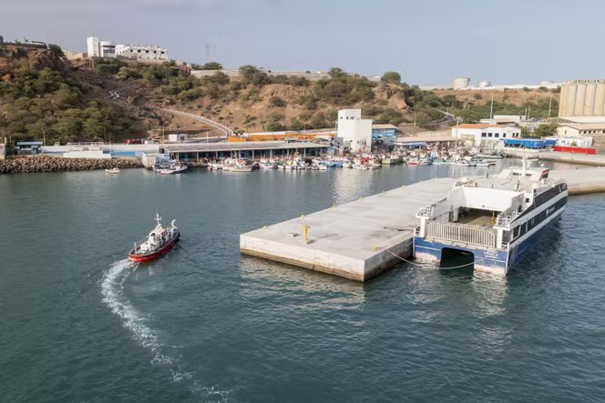 Vue aérienne d’un bateau-ambulance transportant des membres d’équipage du MV « Hondius », arrivant au port de Praia, le 5 mai 2026.