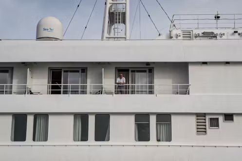 EN DIRECT, hantavirus sur un navire de croisière : le MV « Hondius » accostera au port de Granadilla, dans les Canaries, selon la ministre de la santé espagnole 6 Un passager du navire de croisière MV « Hondius », au large du port de Praia, le 6 mai 2026.