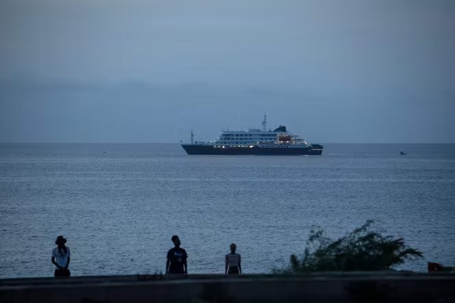 Le navire de croisière MV Hondius, à l’arrêt au large du Cap-Vert, le 6 mai 2026.