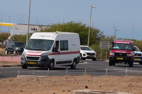 EN DIRECT, hantavirus sur un navire de croisière : le MV « Hondius » accostera au port de Granadilla, dans les Canaries, selon la ministre de la santé espagnole 12 Une ambulance évacue des patients du navire de croisière MV « Hondius » vers l’aéroport de Praia, au Cap-Vert, le 6 mai 2026.