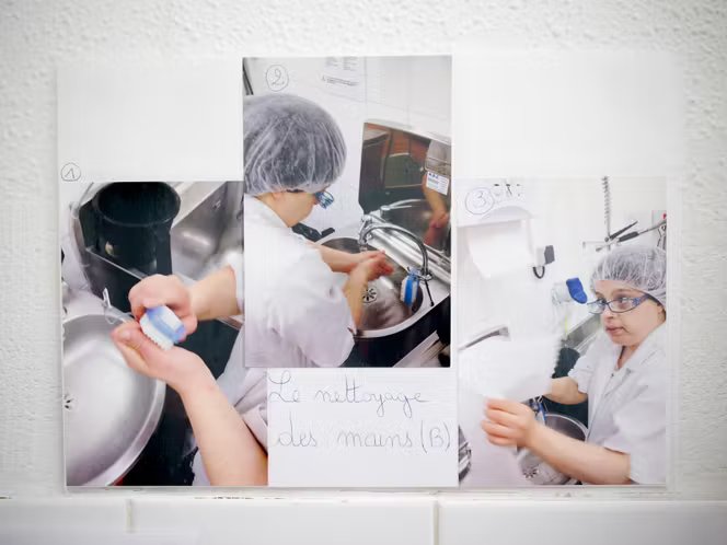 Dans la cuisine, un rappel pour Amandine Labou, à la résidence autonomie Soleil, à Arras, en mars 2026. 