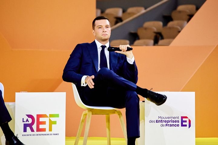 Jordan Bardella, président du RN, à une table ronde du rendez-vous “La REF 2025” organisé par le MEDEF le 28 août 2025, à Paris. (ADNAN FARZAT / NURPHOTO VIA AFP)