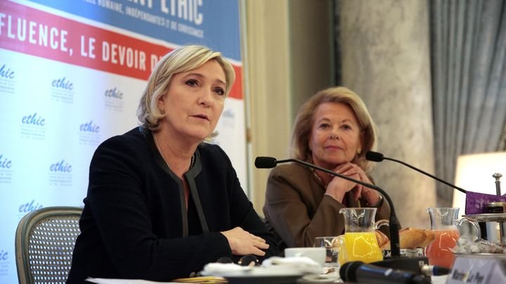 Marine Le Pen et Sophie de Menthon lors d'un débat organisé par le mouvement patronal Ethic dans le cadre de la campagne présidentielle, le 7 mars 2017 à Paris. (GEOFFROY VAN DER HASSELT / AFP)