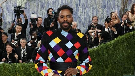 Dans un océan de smokings noirs sans grande extravagance chez les hommes, Colman Domingo fait partie (comme à son habitude au Met Gala) de ceux qui tirent leur épingle du jeu, dans un damier multicolore Valentino. Un choix qui évoque autant le pop art des années 1960 que les tableaux de Mondrian. (JAMIE MCCARTHY / GETTY IMAGES NORTH AMERICA)