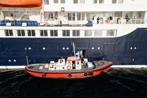 EN DIRECT, hantavirus sur un navire de croisière : le MV « Hondius » accostera au port de Granadilla, dans les Canaries, selon la ministre de la santé espagnole 8 Du personnel de santé embarque à bord du navire de croisière MV « Hondius », au large du port de Praia, au Cap-Vert, le 6 mai 2026.