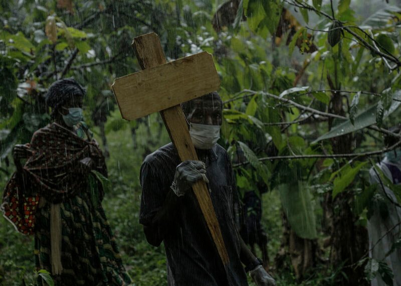 RDC. Les atteintes aux droits humains effrénées commises par les ADF contre des civil·e·s sont des « crimes de guerre que le monde ne saurait continuer d’ignorer » – nouveau rapport 1 DRC ADFReport Funeral