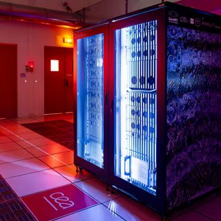 Des chercheurs téléportent un photon sur 270 mètres en plein air : une étape clé vers l’Internet quantique du futur 2 Lucy, un ordinateur quantique photonique quasi universel numérique de 12 qubits, installé en 2025 au Très Grand Centre de Calcul (TGCC) du CEA. © CEA Cadam, Quandela