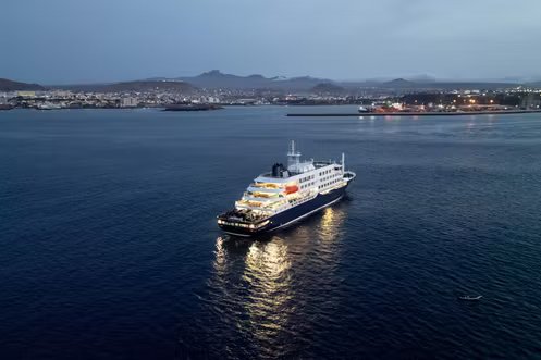 EN DIRECT, hantavirus sur un navire de croisière : le MV « Hondius » accostera au port de Granadilla, dans les Canaries, selon la ministre de la santé espagnole 14 Le navire de croisière MV « Hondius », au large du port de Praia, le 6 mai 2026.