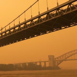 Les habitants des zones fréquemment touchées par les feux de forêt sont exposés à une pollution cancérigène de manière régulière. En photo : New York en juin 2023 recouvert des fumées des incendies de forêt qui font rage au Quebec à plus de 1 000 kilomètres de distance. © James, Adobe Stock