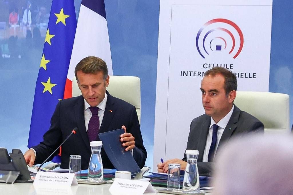Emmanuel Macron préside la cellule, aux côtés de Sébastien Lecornu.