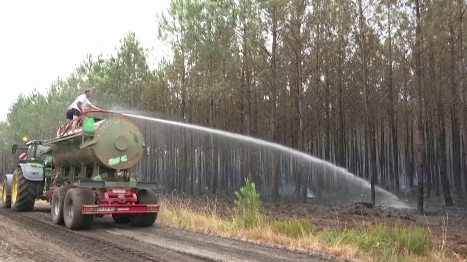 “Il y a une forêt qui disparaît” : les agriculteurs apportent leur soutien aux pompiers