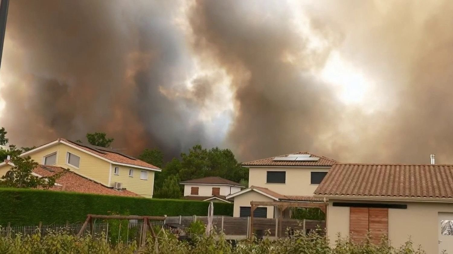 Incendie en Gironde : la presqu'île du Cap Ferret vidée