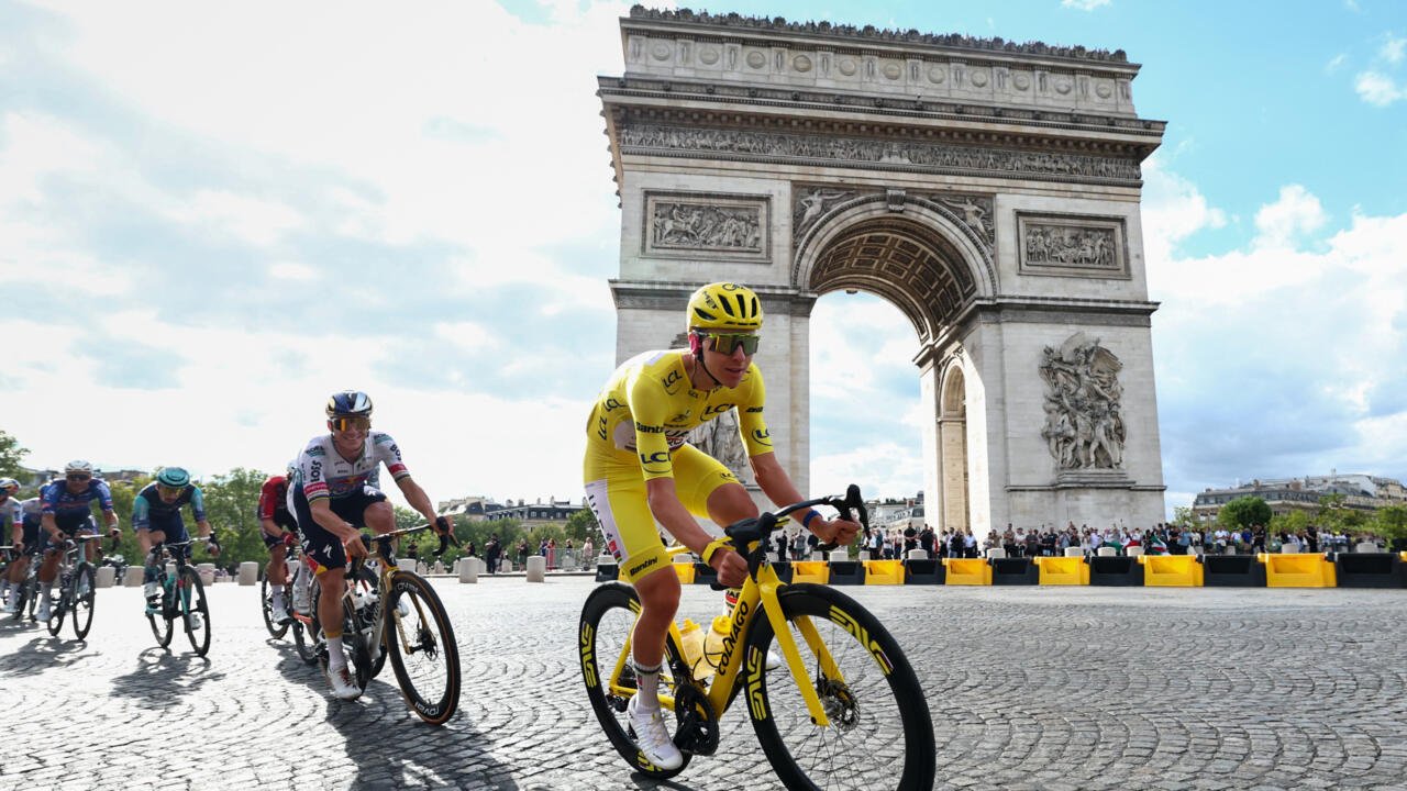 Tour de France 2026: van der Poel remporte la dernière étape à Paris, et Pogacar s'offre un cinquième sacre