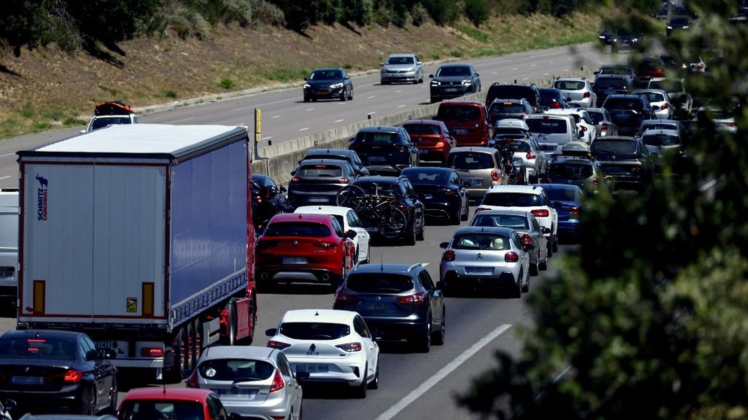 Un pic de 708 km de bouchons a été atteint sur les routes pour les départs en vacances