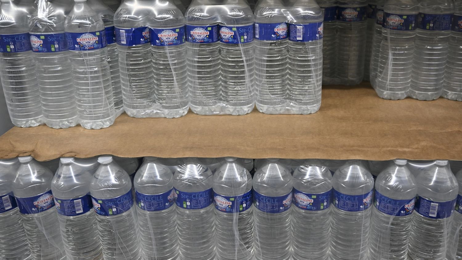 VRAI OU FAUX. Les packs d'eau seront-ils bientôt interdits à la vente en France et dans l'Union européenne, comme l'affirme une eurodéputée du Rassemblement national ?