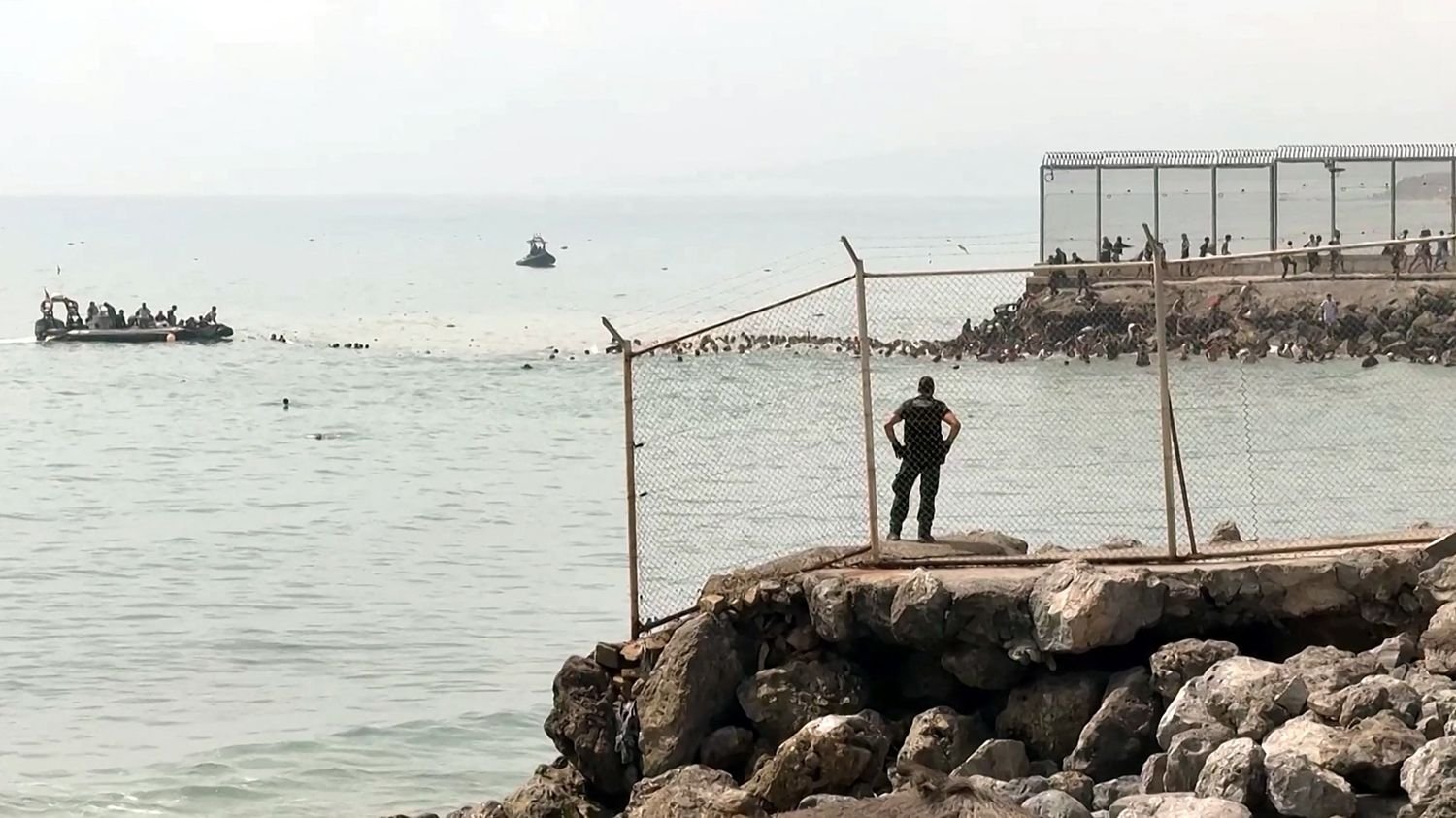"Il n'y aura pas d'invasion", "mettre l'Espagne au ban des nations européennes"… La crise migratoire de Ceuta s'invite dans le débat politique français "Il n'y aura pas d'invasion", "mettre l'Espagne au ban des nations européennes"… La crise migratoire de Ceuta s'invite dans le débat politique français