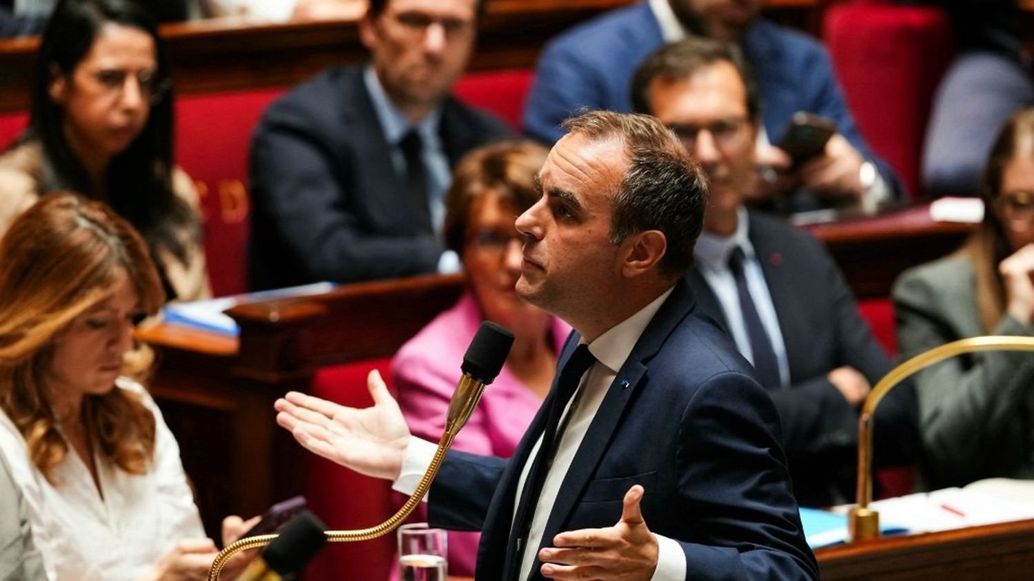 "Nous ne pouvons pas suspendre toutes les décisions jusqu'en 2027" : Sébastien Lecornu ne souhaite pas attendre la présidentielle pour trancher des arbitrages budgétaires