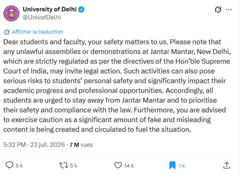 Dans ce communiqué diffusé sur le réseau social X le 23 juillet 2026, l’université de Delhi, l’un des principaux établissements d’enseignement supérieur de la capitale indienne, invite de manière pressante ses étudiants à éviter de participer au rassemblement de Jantar Mantar. “De telles activités peuvent faire peser de sérieux risques sur la sécurité des étudiants, et impacter de manière significative leurs progrès académiques et leurs opportunités professionnelles”, affirme-t-elle.