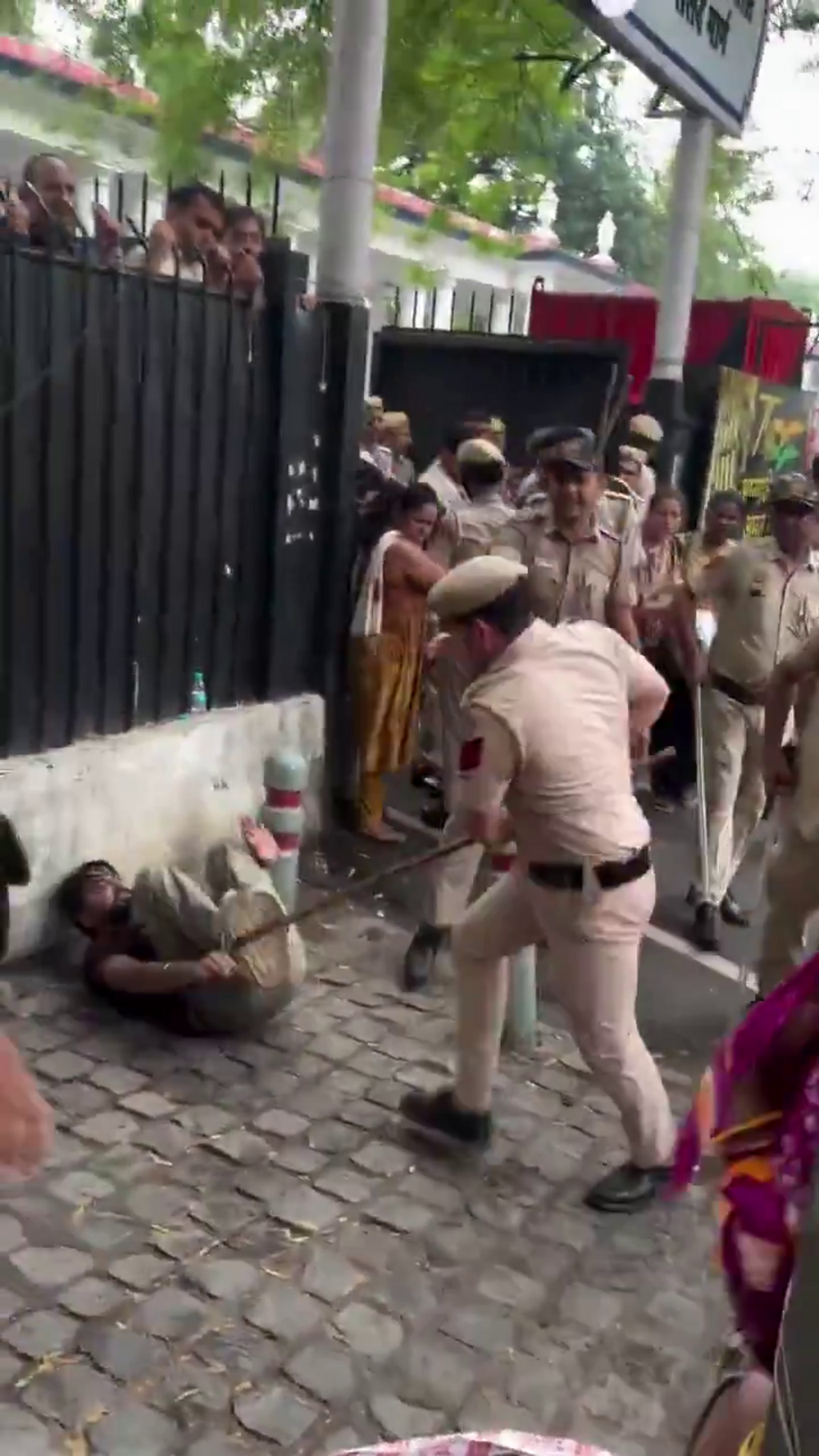 Sur cette vidéo filmée le lundi 20 juillet et diffusée sur X par un avocat d'opposition indien, on peut voir des policiers encercler un homme à terre et le frapper plusieurs fois avec des bâtons.