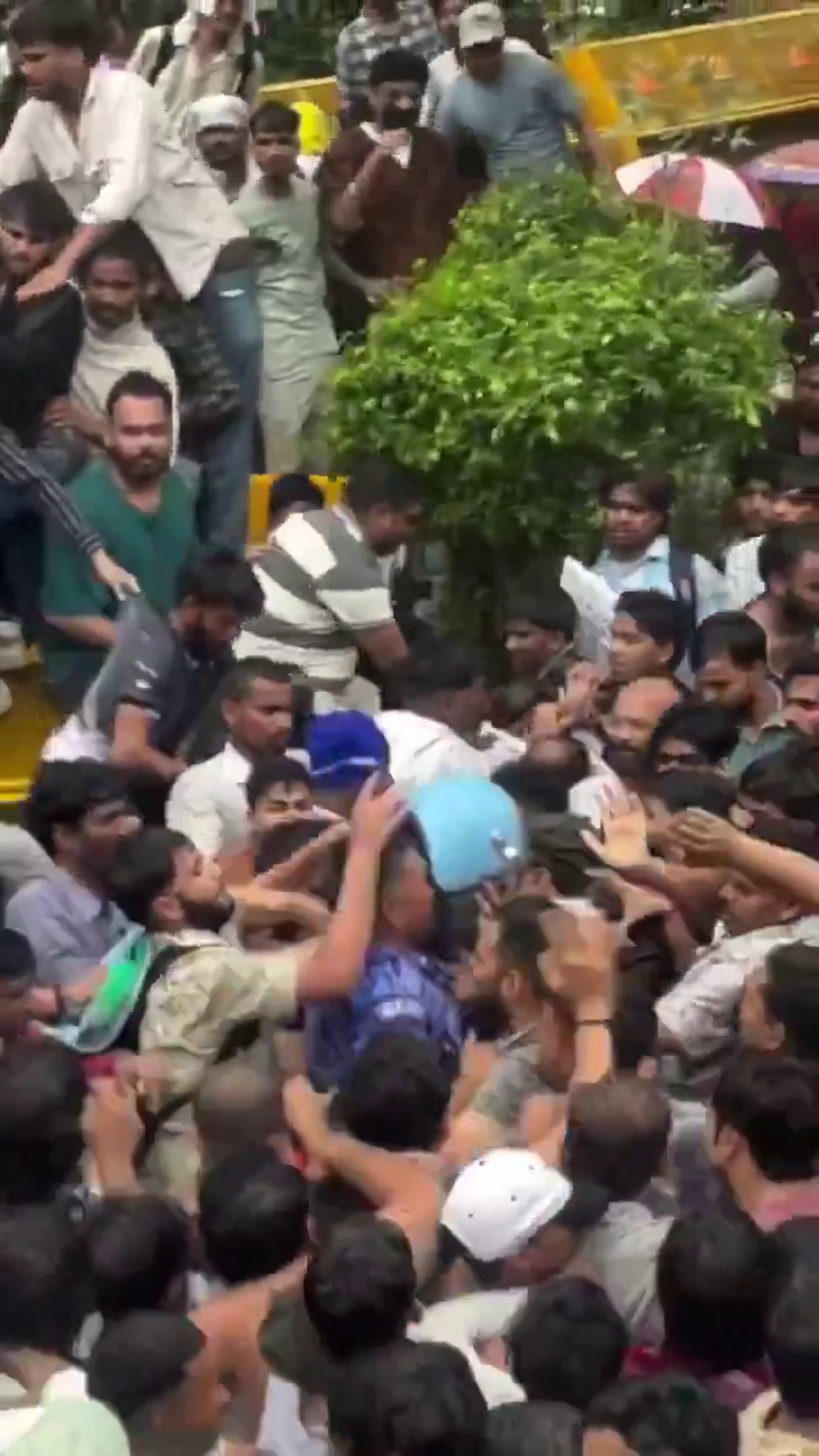 Cette vidéo, diffusée par des comptes favorables au BJP, le parti du Premier ministre indien Narendra Modi, montre des manifestants agresser un membre de la Force d'action rapide des forces de l'ordre indiennes, reconnaissable à son casque bleu.