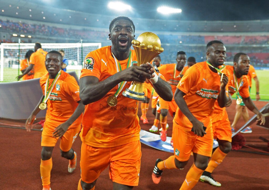 Kolo Touré avec le trophée de la CAN 2015.