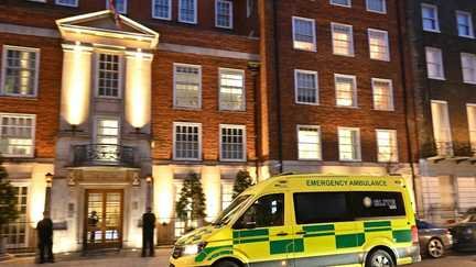 Une ambulance dans une rue de Londres, en janvier 2026. (JUSTIN TALLIS / AFP)