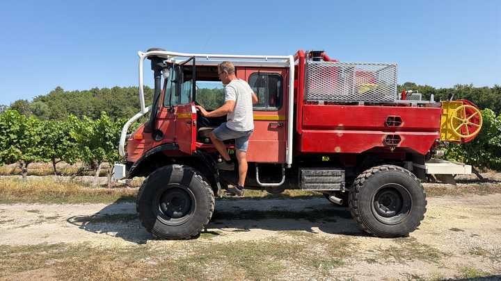 REPORTAGE. "On est maintenant équipés comme il faut" : à Landiras, quatre ans après le terrible incendie en Gironde, des plaies toujours vives mais une population avertie 1 Thierry Carreyre, président de l'association Défense de la forêt contre les incendies (DFCI) de Landiras (Gironde), monte dans le camion-citerne, le 1er août 2026. (RAPHAEL GODET / FRANCEINFO)