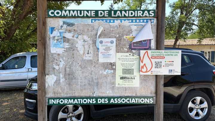REPORTAGE. "On est maintenant équipés comme il faut" : à Landiras, quatre ans après le terrible incendie en Gironde, des plaies toujours vives mais une population avertie 2 Un panneau d’information dans le centre-bourg de Landiras (Gironde) rappelle les bons gestes à adopter pour limiter les feux de forêt. (RAPHAEL GODET / FRANCEINFO)