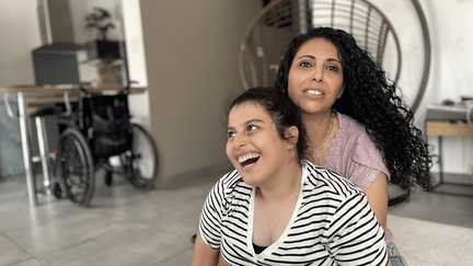 Photo de Sonia Jabri et sa fille Nina dans leur appartement près de Nancy. (Anne-Laure Dagnet / RADIO FRANCE)