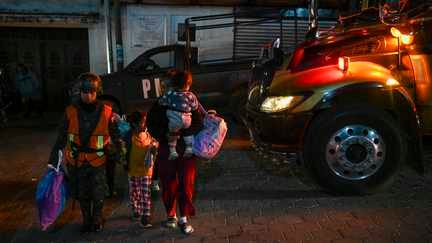 "Si on pouvait déménager, ce serait mieux, parce qu'on vit avec cette peur, vu que le volcan ne prévient pas", a réagi une évacuée, interrogée par l'AFP. (JOHAN ORDONEZ / AFP)