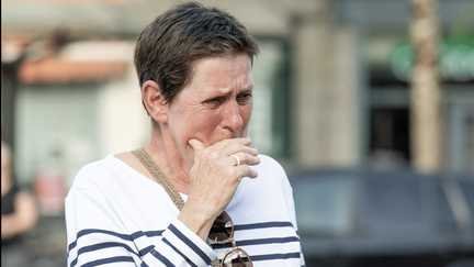 La veuve de Caroline Grandjean, l’enseignante qui s'est suicidée à la rentrée 2025 dans le Cantal, victime d'homophobie, Christine Grandjean-Paccoud, le 7 septembre 2025 lors d'une marche blanche en mémoire de la défunte (Jérémie FULLERINGER / MAXPPP)
