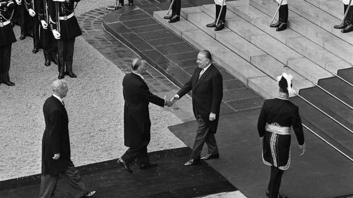 Le nouveau président français Georges Pompidou serre la main d'Alain Poher, président par intérim après le départ du général de Gaulle le 28 avril 1969, lors de sa cérémonie d'investiture, le 20 juin 1969, au palais de l'Élysée à Paris. (- / AFP)