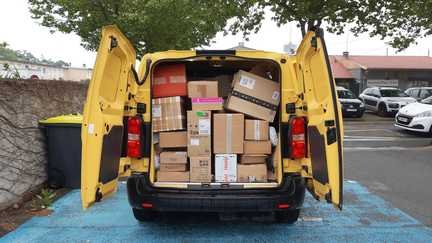Un camion de La Poste remplit de colis à livrer. (THIBAULT LEFEVRE / RADIO FRANCE)