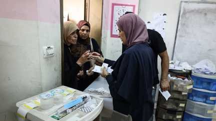 Une pharmacie de fortune, installée près de Tulkarem (Cisjordanie) par l'ONG Physicians for Human Rights-Israel. Août 2026 (JAAFAR ASHTIYEH / AFP)